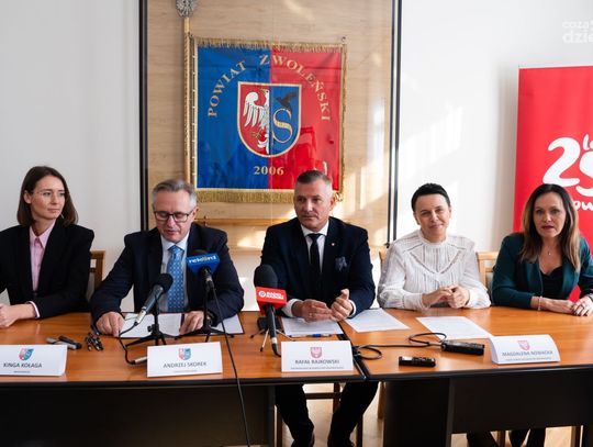 Podpisanie umów na inwestycje w powiecie zwoleńskim (zdjęcia)