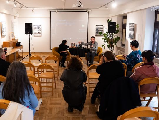 Spotkanie z Szymonem Wykrotą - prezentacja "Po obu stronach aparatu" (zdjęcia)