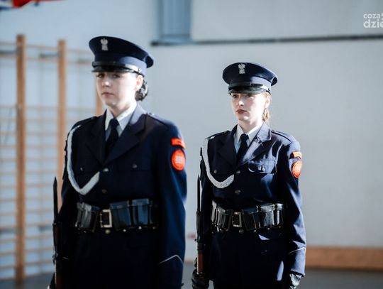 Pokaz musztry Szkół im. 72 Pułku Piechoty w Radomiu Zakładu Doskonalenia Zawodowego (zdjęcia) Pokaz musztry Szkół im. 72 Pułku Piechoty w Radomiu Zakładu Doskonalenia Zawodowego (zdjęcia)