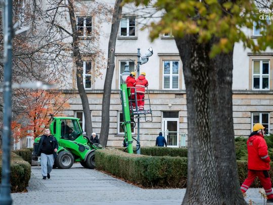 Budowa tunelu świetlnego na ul. Żeromskiego oraz montaż ozdób świątecznych (zdjęcia)