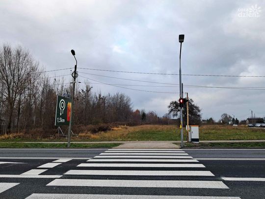 Nowa sygnalizacja świetlna na skrzyżowaniu drogi krajowej z drogą gminną w Rajcu Szlacheckim (zdjęcia)