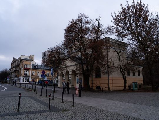 Wspólne malowanie bombek w Radomskim Klubie Środowisk Twórczych Łaźnia (zdjęcia)