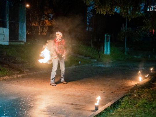 Pokaz ogniowy w wykonaniu Patryka Kośli (zdjęcia)