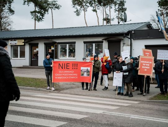 Protest mieszkańców gminy Jastrzębia przeciwko likwidacji szkół (zdjęcia) Protest mieszkańców gminy Jastrzębia przeciwko likwidacji szkół (zdjęcia)