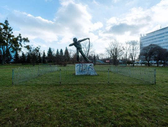 Pomnik Łucznika ogrodzony (zdjęcia) Pomnik Łucznika ogrodzony (zdjęcia)