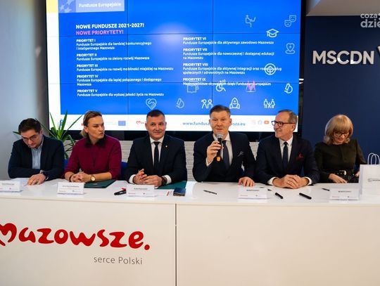 Podpisanie umów w ramach programów „Mazowsze dla równomiernego rozwoju” oraz "Fundusze Europejskie dla Mazowsza 2021–2027" w UMWM w Radomiu (zdjęcia)