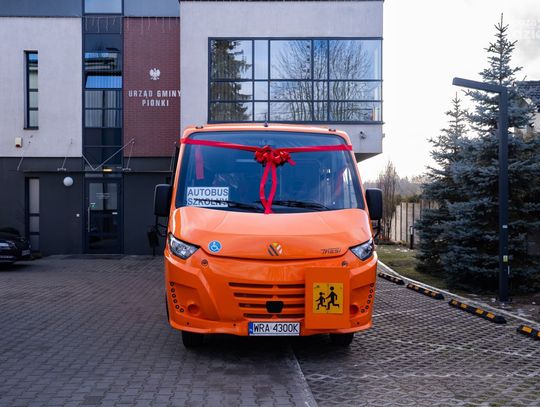 Przekazanie autobusu szkolnego dla gm. Pionki w ramach programu "Autobusy dla mazowieckich szkół" (zdjęcia)