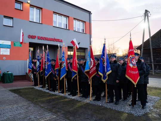 Przekazanie samochodu strażackiego dla OSP Kochanówka (zdjęcia)