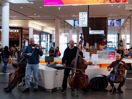 Flash mob z okazji Dnia Kobiet w Galerii Słonecznej (zdjęcia)
