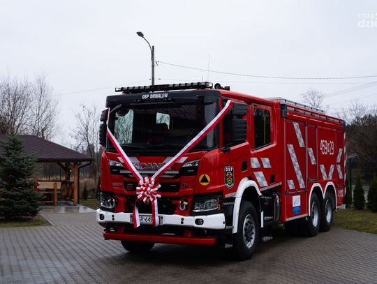 Uroczyste przekazanie wozu ratowniczo-gaśniczego dla OSP Drwalew (zdjęcia)