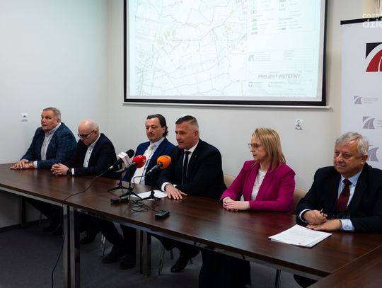 Podpisanie umowy na rozbudowę drogi wojewódzkiej nr 737 (zdjęcia)