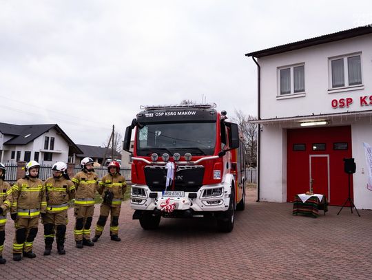 Przekazanie wozu strażackiego dla OSP w Makowie (zdjęcia)