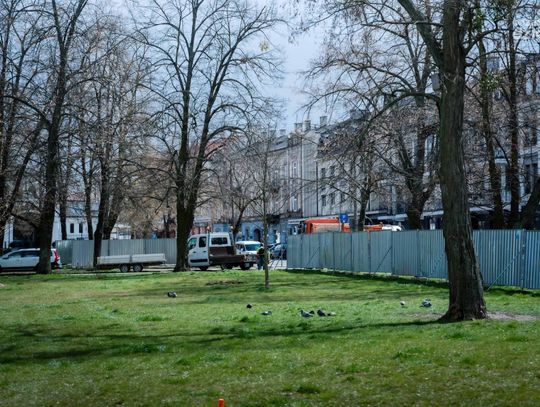 Rusza przebudowa skweru przy Seniorze (zdjęcia)