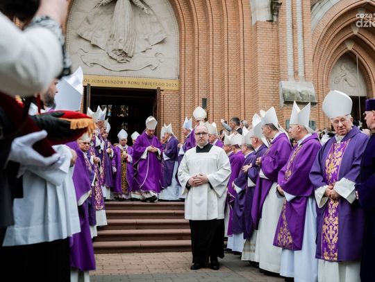Złożenie ciała zmarłego bpa Piotra Turzyńskiego w Grobie Biskupów Radomskich (zdjęcia)