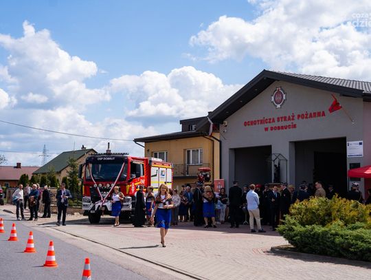 Przekazanie wozu strażackiego dla OSP Dobrut (zdjęcia)