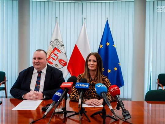Konferencja prasowa w Urzędzie Miejskim - miasto pozyskało dofinansowanie dla szkół (zdjęcia)