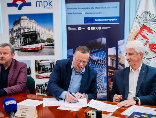 Podpisanie umów w Urzędzie Miejskim (zdjęcia)