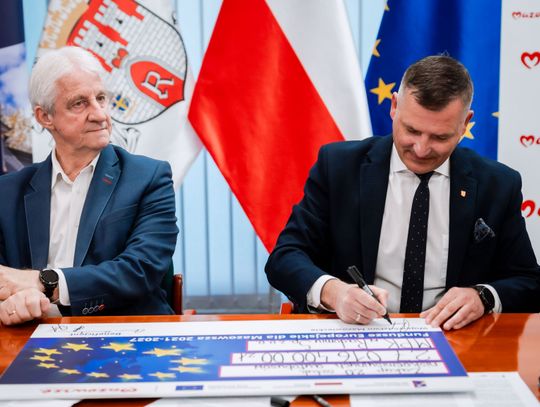 Podpisanie umów w Urzędzie Miejskim (zdjęcia)