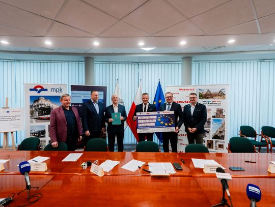 Podpisanie umów w Urzędzie Miejskim (zdjęcia)