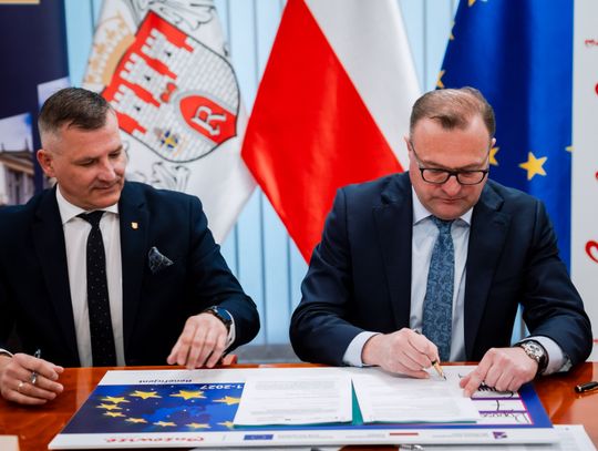 Podpisanie umów w Urzędzie Miejskim (zdjęcia)