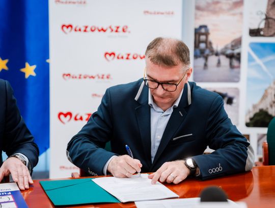 Podpisanie umów w Urzędzie Miejskim (zdjęcia)