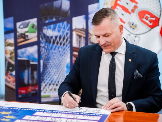 Podpisanie umów w Urzędzie Miejskim (zdjęcia)