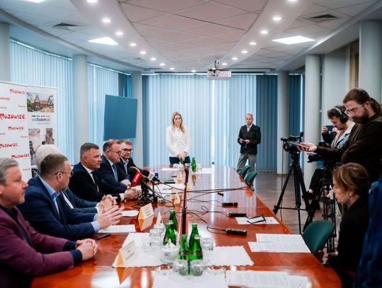 Podpisanie umów w Urzędzie Miejskim (zdjęcia)