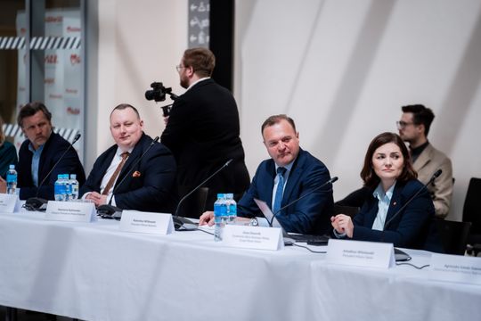 Okrągły Stół w Kamienicy Deskurów (zdjęcia)