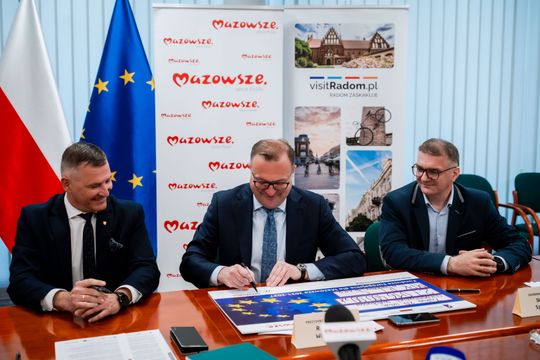 Podpisanie umów w Urzędzie Miejskim (zdjęcia)