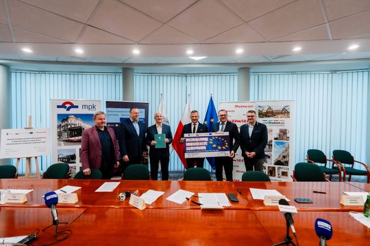 Podpisanie umów w Urzędzie Miejskim (zdjęcia)
