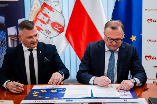 Podpisanie umów w Urzędzie Miejskim (zdjęcia)