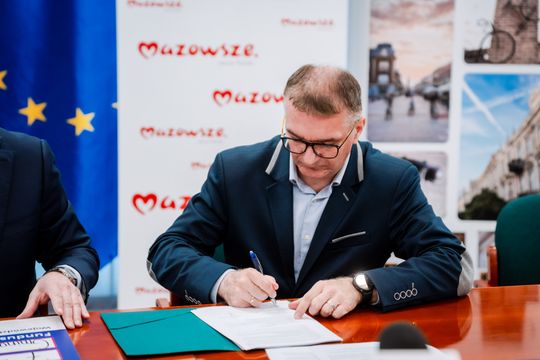 Podpisanie umów w Urzędzie Miejskim (zdjęcia)