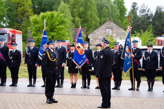 Przekazanie wozu strażackiego dla OSP Wola Korzeniowa (zdjęcia)