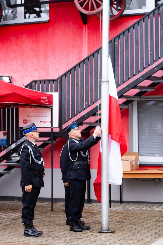 Przekazanie wozu strażackiego dla OSP Wola Korzeniowa (zdjęcia)