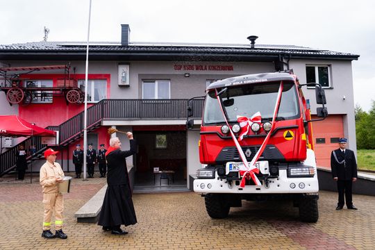 Przekazanie wozu strażackiego dla OSP Wola Korzeniowa (zdjęcia)