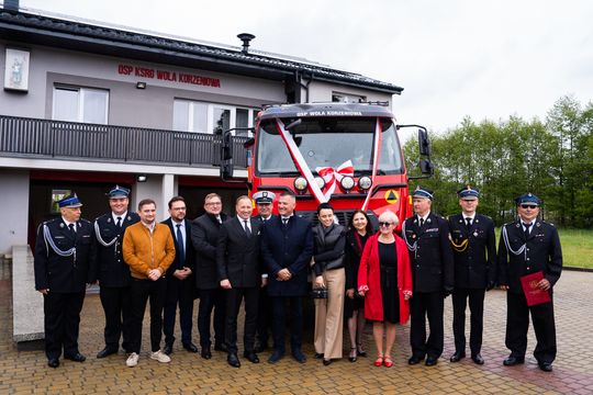 Przekazanie wozu strażackiego dla OSP Wola Korzeniowa (zdjęcia)