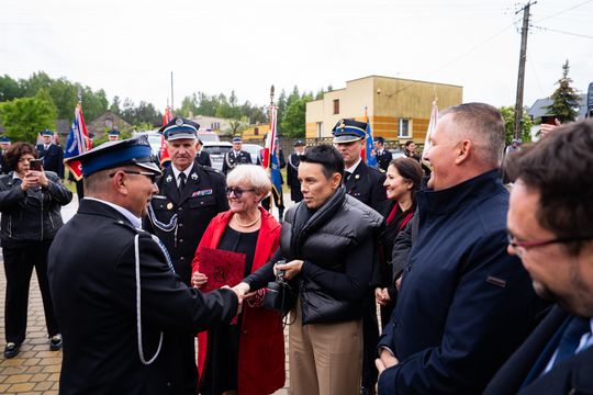 Przekazanie wozu strażackiego dla OSP Wola Korzeniowa (zdjęcia)