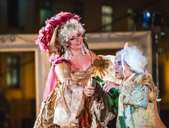 Noc Muzeów – spektakl plenerowy "Sen Kustosza" w wykonaniu Teatru Akt (zdjęcia)