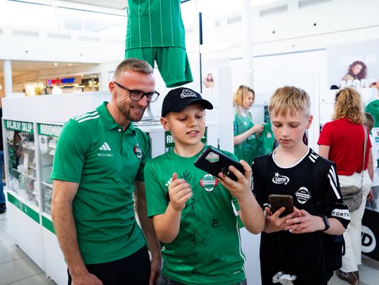 Spotkanie piłkarzy Radomiaka z kibicami w Galerii Słonecznej (zdjęcia)