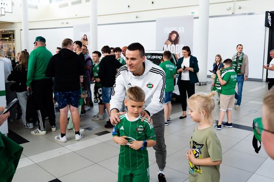 Spotkanie piłkarzy Radomiaka z kibicami w Galerii Słonecznej (zdjęcia)