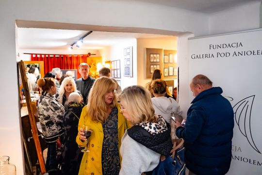 Wernisaż wystawy Michała Budzisza pt. " Trzy po trzy..." w Galerii pod Aniołem (zdjęcia) Wernisaż wystawy Michała Budzisza pt. " Trzy po trzy..." w Galerii pod Aniołem (zdjęcia)