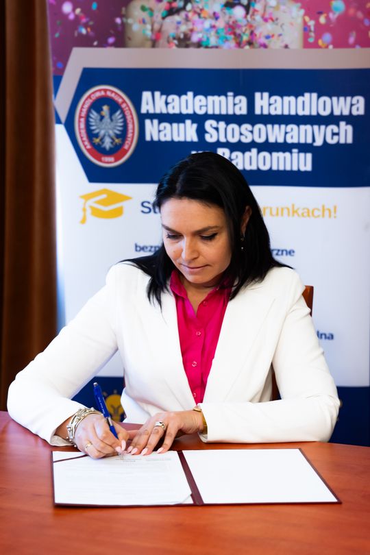 Podpisanie porozumienia o współpracy pomiędzy AHNS w Radomiu z Aresztem Śledczym (zdjęcia)