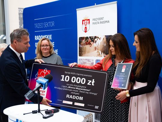 Briefing prasowy oraz przekazanie sprzętu radomskim organizacjom pozarządowym w ramach akcji „Świeć się z Energą” (zdjęcia)