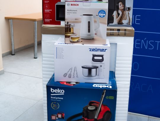 Briefing prasowy oraz przekazanie sprzętu radomskim organizacjom pozarządowym w ramach akcji „Świeć się z Energą” (zdjęcia)