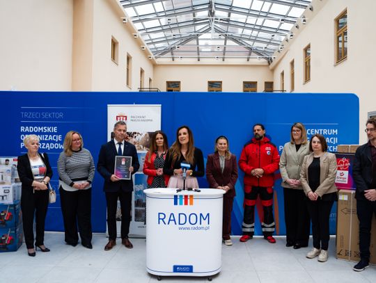 Briefing prasowy oraz przekazanie sprzętu radomskim organizacjom pozarządowym w ramach akcji „Świeć się z Energą” (zdjęcia)