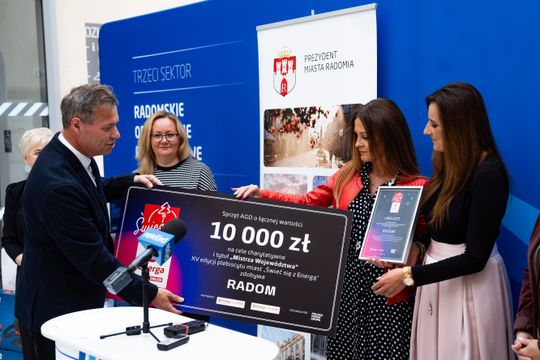 Briefing prasowy oraz przekazanie sprzętu radomskim organizacjom pozarządowym w ramach akcji „Świeć się z Energą” (zdjęcia)