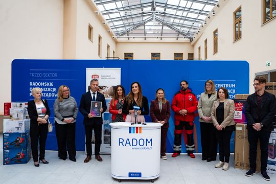 Briefing prasowy oraz przekazanie sprzętu radomskim organizacjom pozarządowym w ramach akcji „Świeć się z Energą” (zdjęcia)