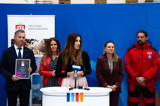 Briefing prasowy oraz przekazanie sprzętu radomskim organizacjom pozarządowym w ramach akcji „Świeć się z Energą” (zdjęcia)