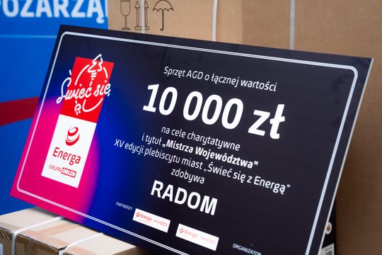 Briefing prasowy oraz przekazanie sprzętu radomskim organizacjom pozarządowym w ramach akcji „Świeć się z Energą” (zdjęcia)