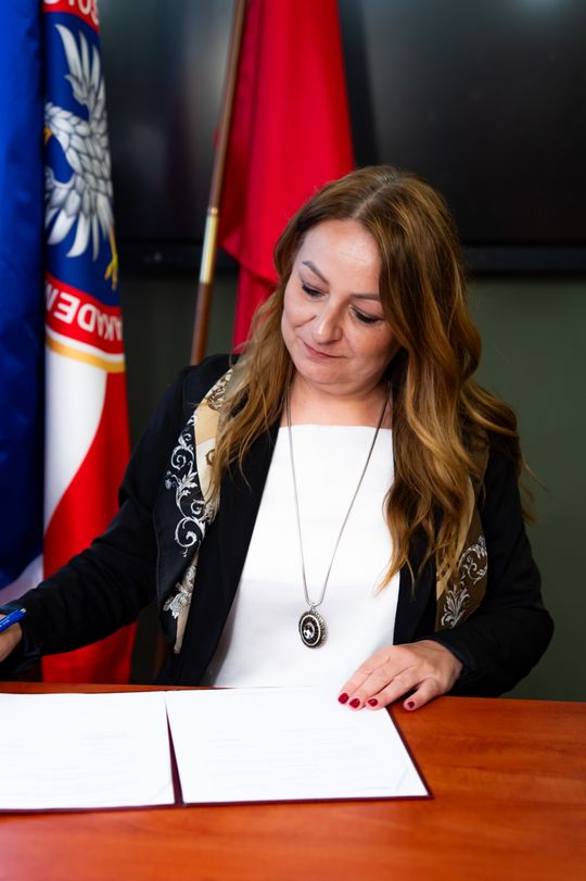 Podpisanie umowy pomiędzy AHNS a Zespołem Szkół Ekonomicznych w Radomiu (zdjęcia)